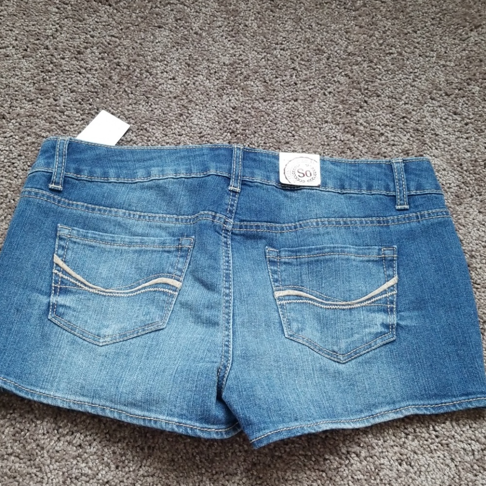 Shorts - Picture 3 of 4